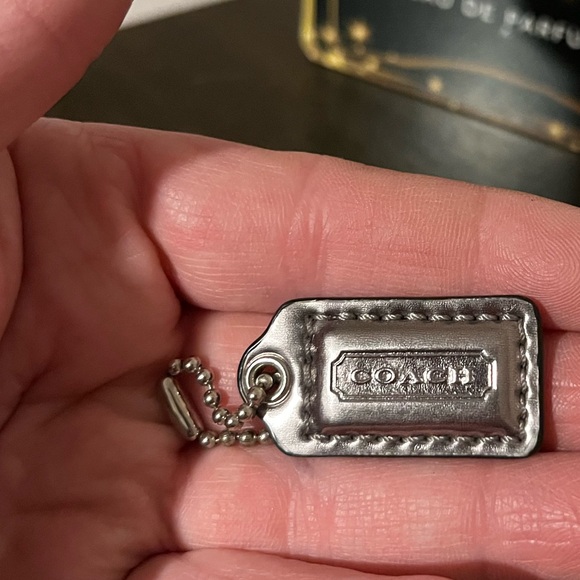 Silver Coach Tag - Picture 2 of 4